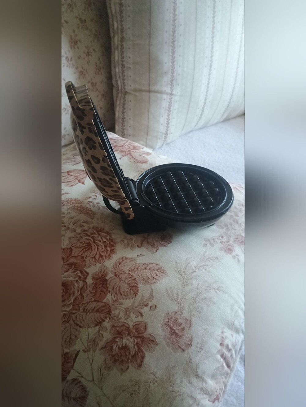 Leopard print mini waffle maker - Picture 4 of 6